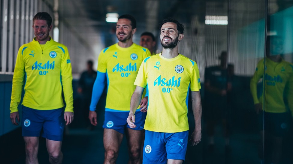 TO THE PITCH  : Kevin De Bruyne, Jack Grealish and Bernardo Silva walk onto the field.