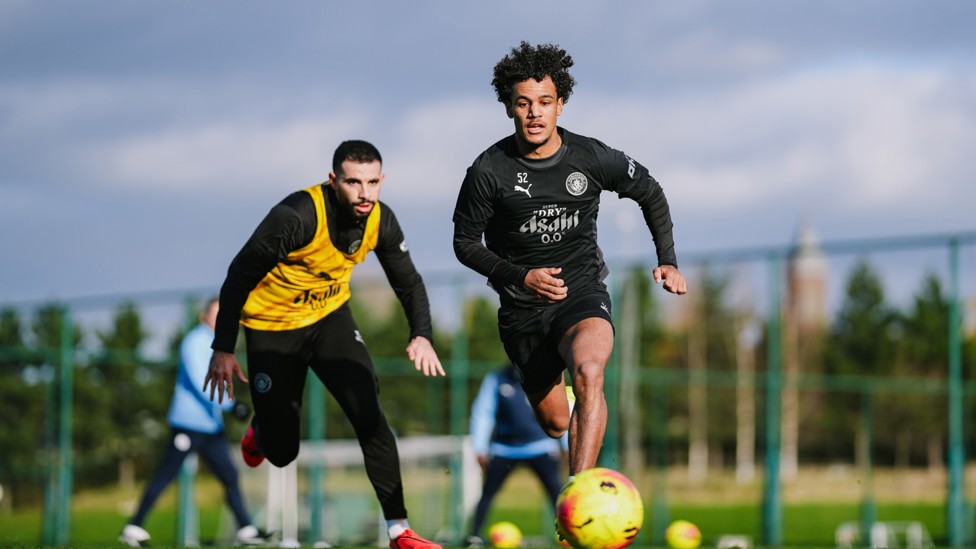 NEED FOR SPEED : Oscar Bobb at full tilt under pressure from Rayan Air-Nouri