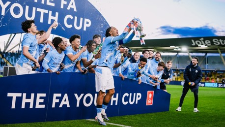 Watch: City lift 2026 FA Youth Cup trophy!