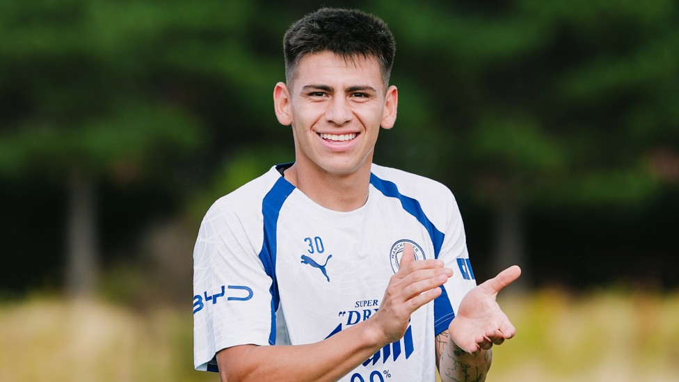 HAPPY CHAPPY! Claudio Echeverri - applauding Lexy, our photographer,?