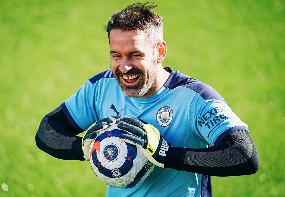 SARUNG TANGAN ANDALAN: Sesuatu jelas memberi alasan bagi Scott Carson untuk ceria!