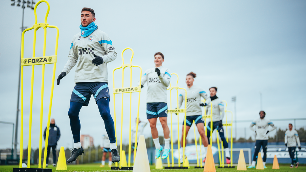 SIMON SAYS : Four players jump as one as part of a drill