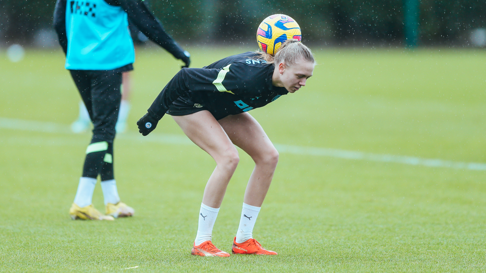 FREESTYLER  : Esme Morgan showcases her skills 