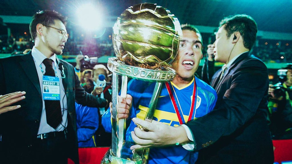 REYES DEL MUNDO. Carlitos con la Intercontinental de 2003 ganada al Milan