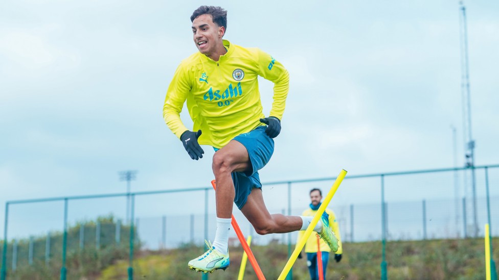 THROUGH THE GATE : Vitor Reis putting in the work