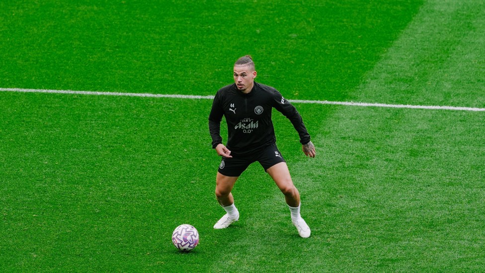 MIDFIELD BATTLE : Kalvin Phillips drives forward