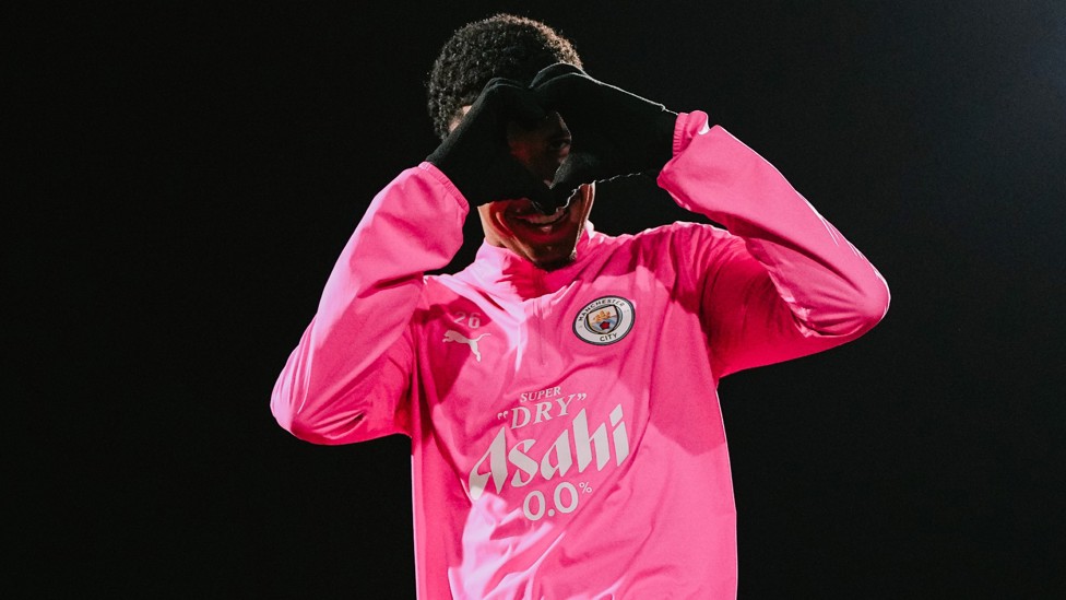 HEART OF GOLD : Savinho shows the love  