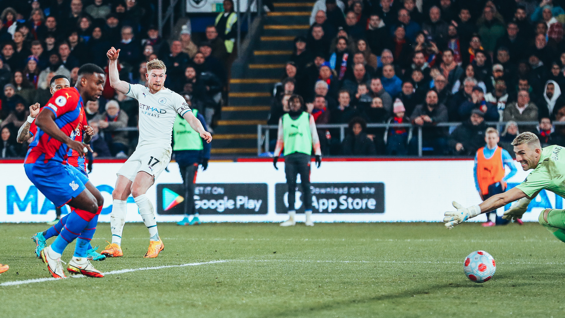 HAMPIR: Kevin De Bruyne membentur tiang