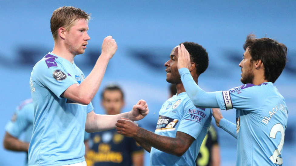 KEUNGGULAN GANDA :  KDB rekan setim merayakan gol penalti sang gelandang Belgia