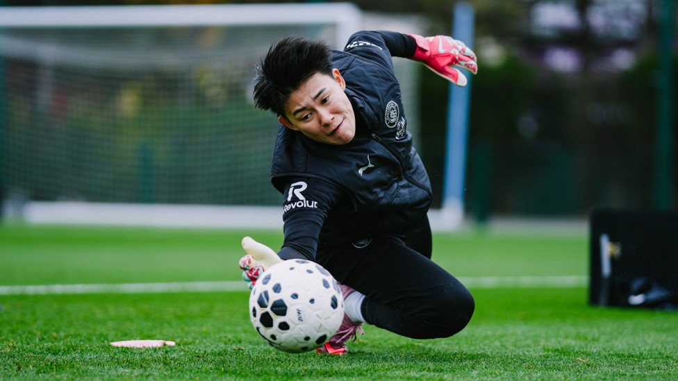 FULL STRETCH : Yamashita reaches for the ball