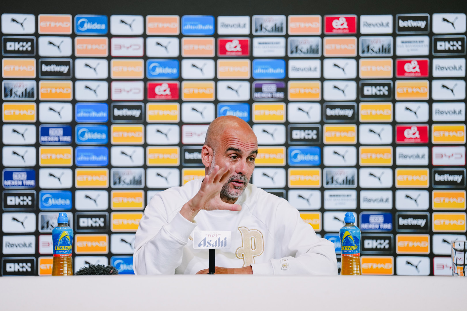 Pep atualiza a condição do elenco 