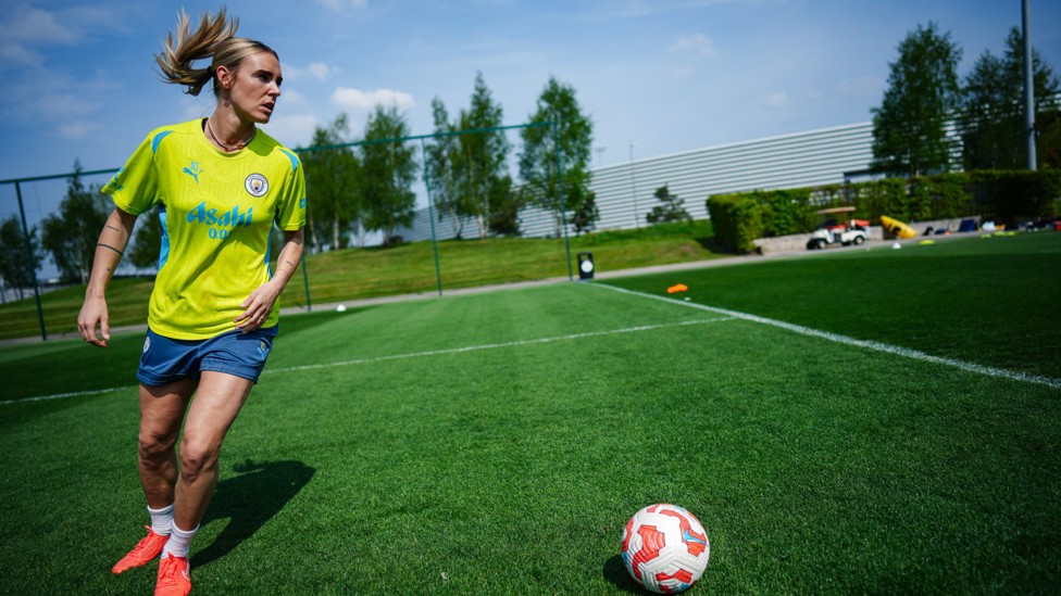 MIDFIELD MARVEL : Jill Roord on the ball