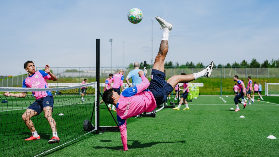 ACROBATICS : Tijjani Reijnders with the overhead kick