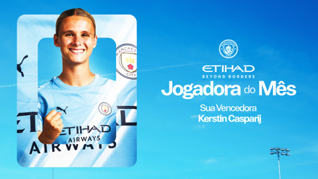 The image shows Manchester City's Kerstin Casparij wearing the team's blue jersey, alongside the title 'Jogadora do Mês' indicating she is the Player of the Month, presented by Etihad Airways.