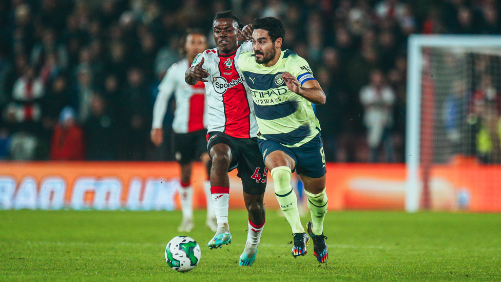NOITE DIFÍCIL : Gundogan tentou, mas não conseguiu ajudar o City. 