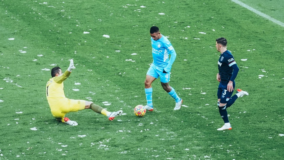 ALMOST TWO : Jesus is denied by a combination of Fabianski and Cresswell.