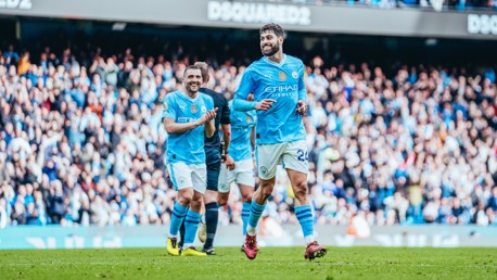 City move top with comfortable win over Luton