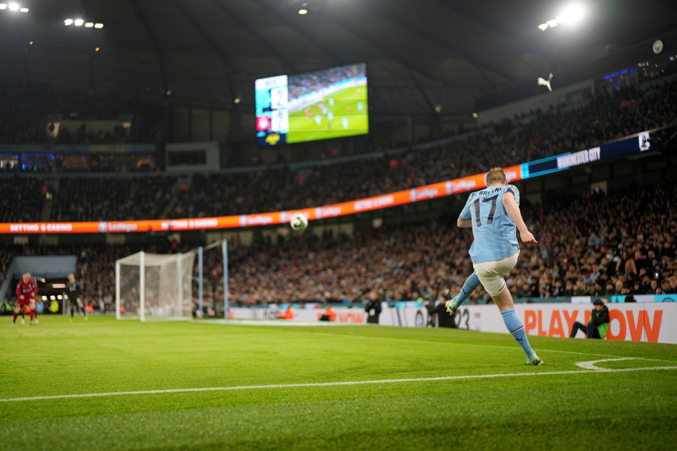 RECORDISTA DE JOGOS DO ATUAL ELENCO : De Bruyne em ação nas oitavas de final contra o Liverpool. 