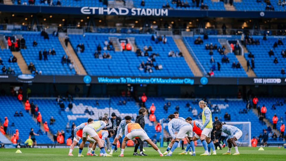 GET LOOSE : The players go through their pre-match drills.