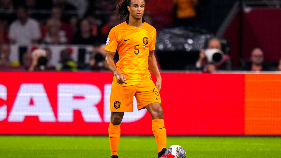 Aké participa en la derrota de Países Bajos ante Francia