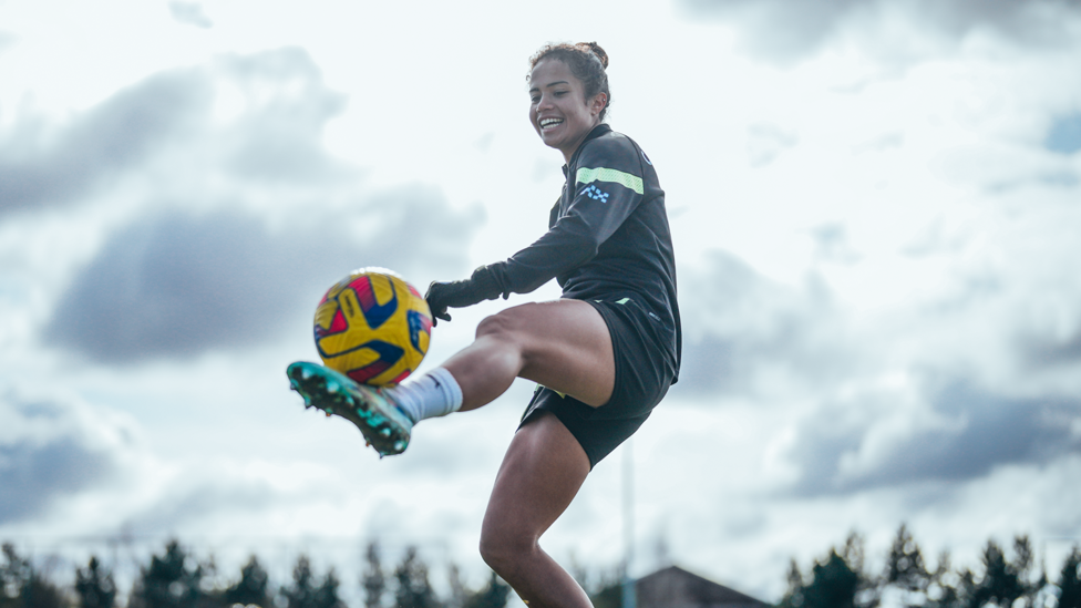 HOW'S YOUR TOUCH : Fowler brings the ball out of the sky
