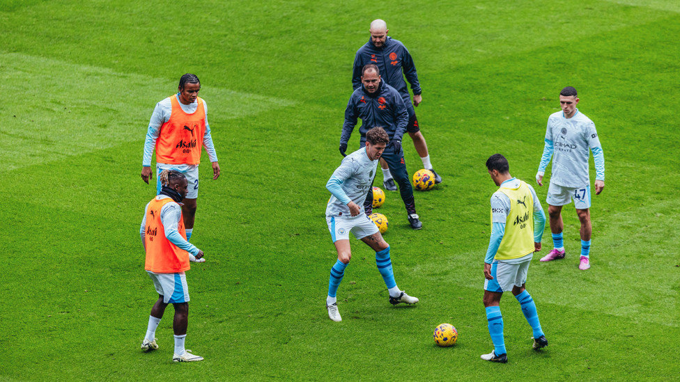 RONDO TIME : Final touches ahead of kick off.
