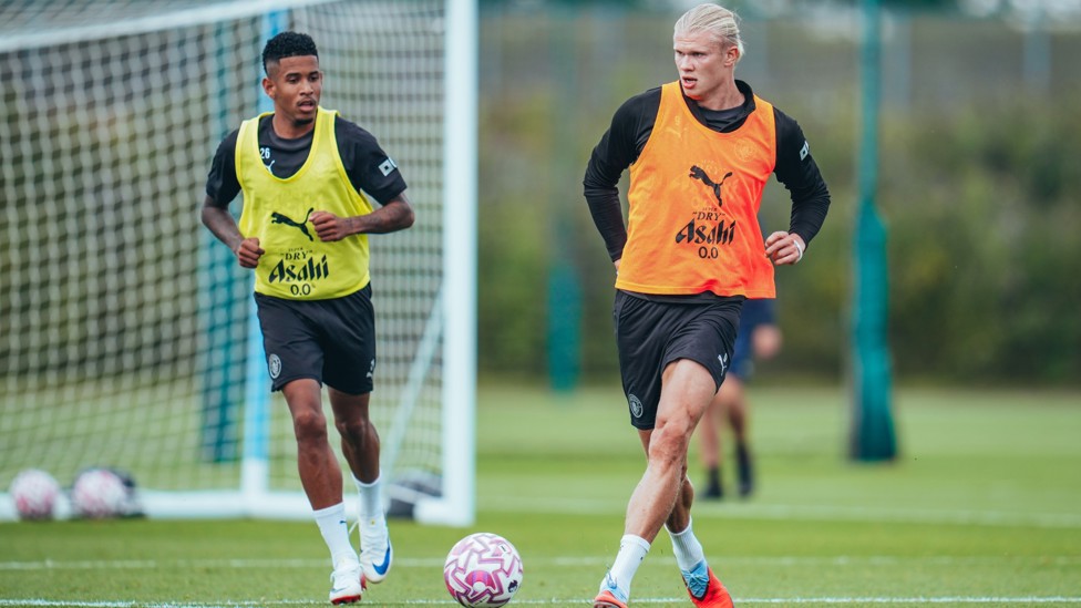 PASSING GAME : Erling Haaland finds a team-mate