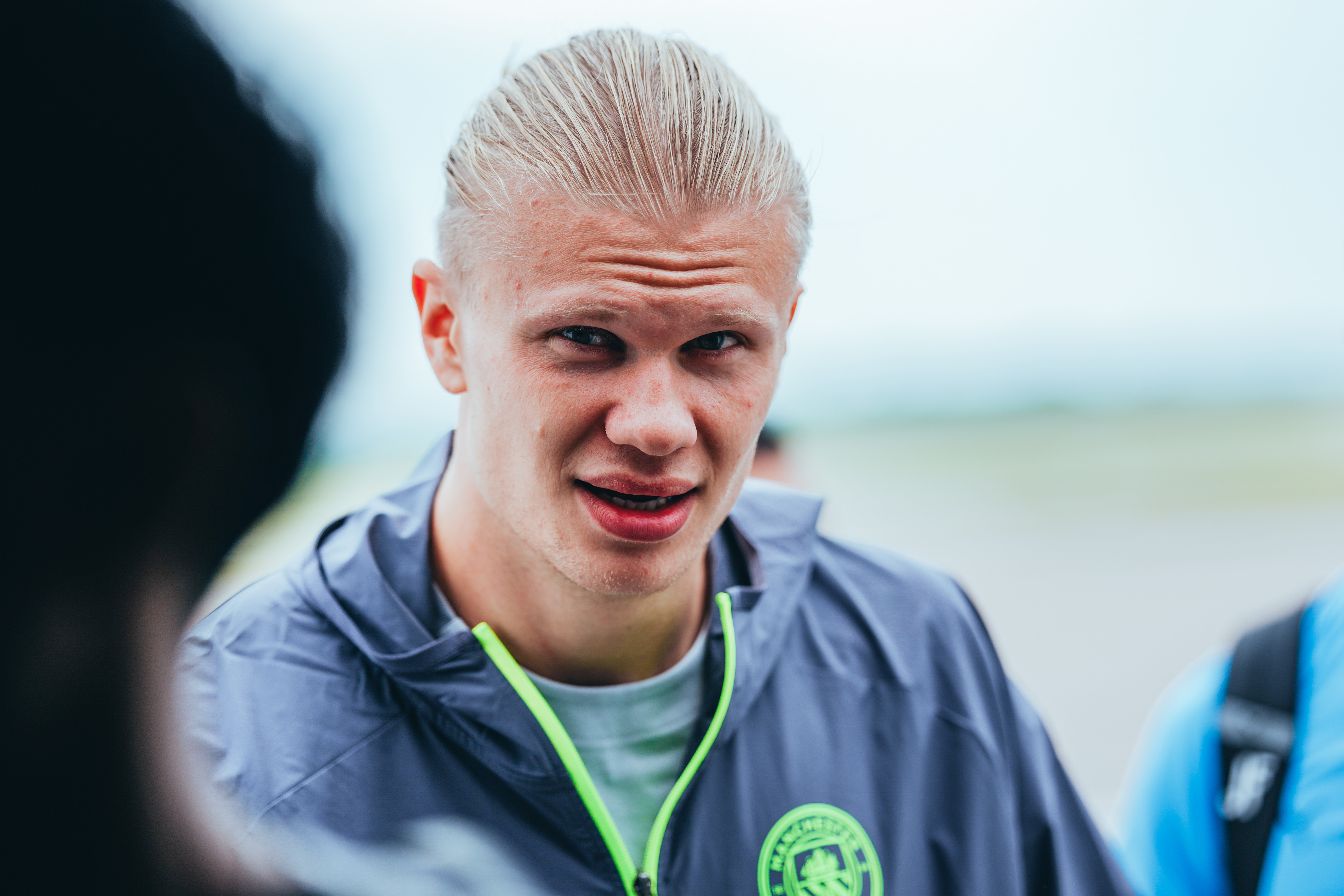 Haaland no embarque para a Copa do Mundo de Clubes.