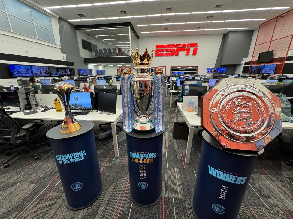 As três taças nos estúdios da ESPN Brasil 