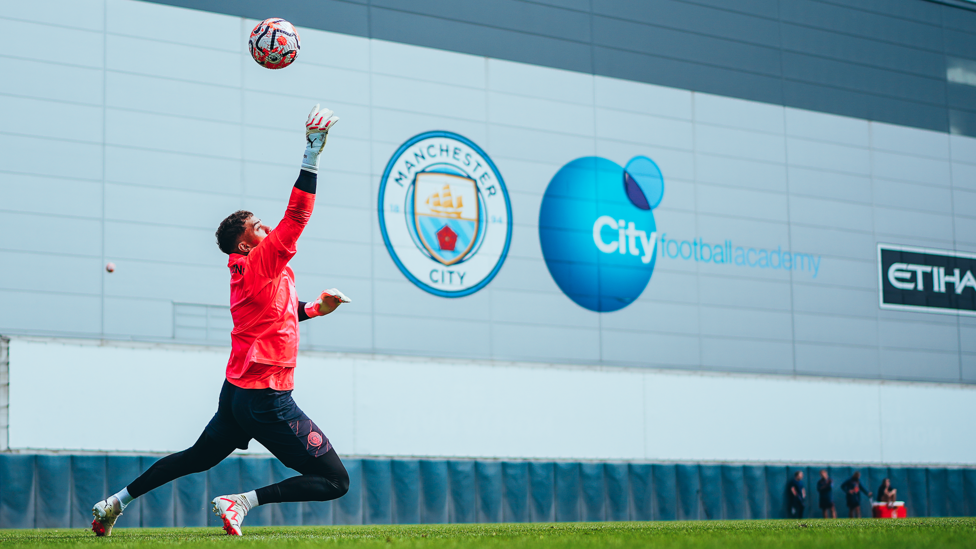 REFLEXES : Ederson at full stretch