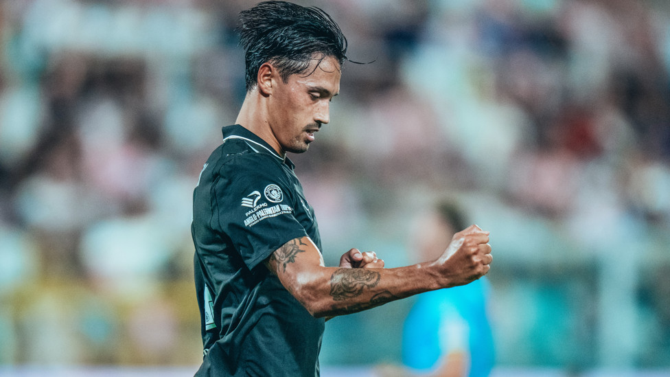 DOUBLE TROUBLE : Reijnders doubles the lead!