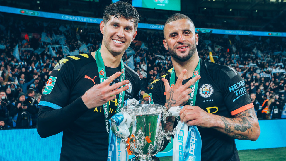 TIGA ADALAH ANGKA AJAIB: Pemain internasional Inggris merayakan kemenangan Piala Carabao ketiga berturut-turut dengan Kyle Walker pada Maret 2020.