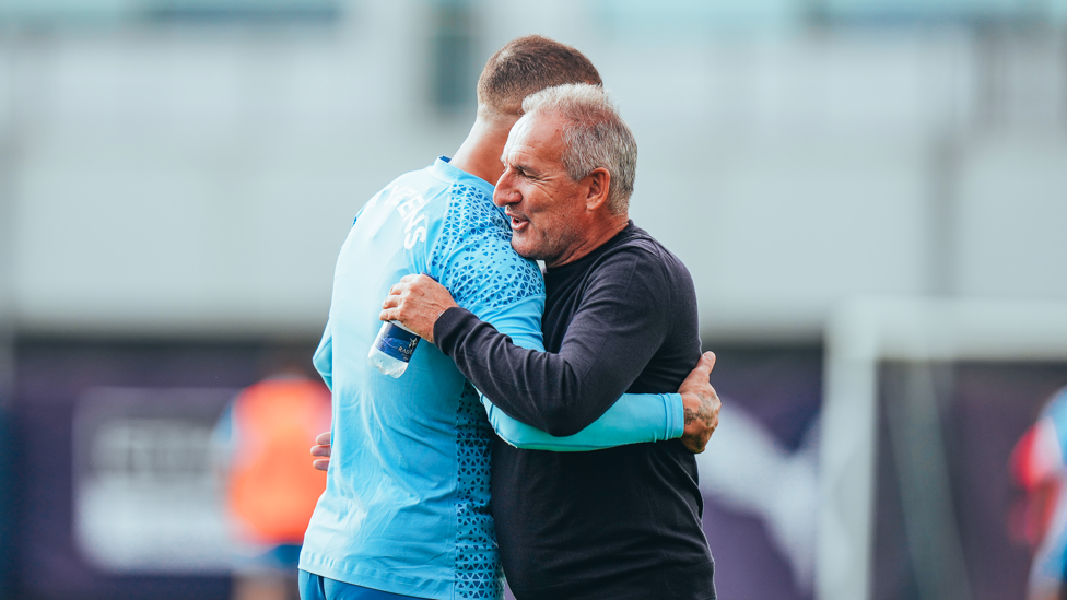 TOUCH TIGHT : Txiki Begiristain visits the session