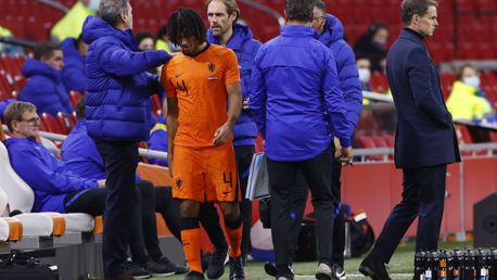 네덜란드와 스페인의 무승부 경기에서 부상을 당한 아케
