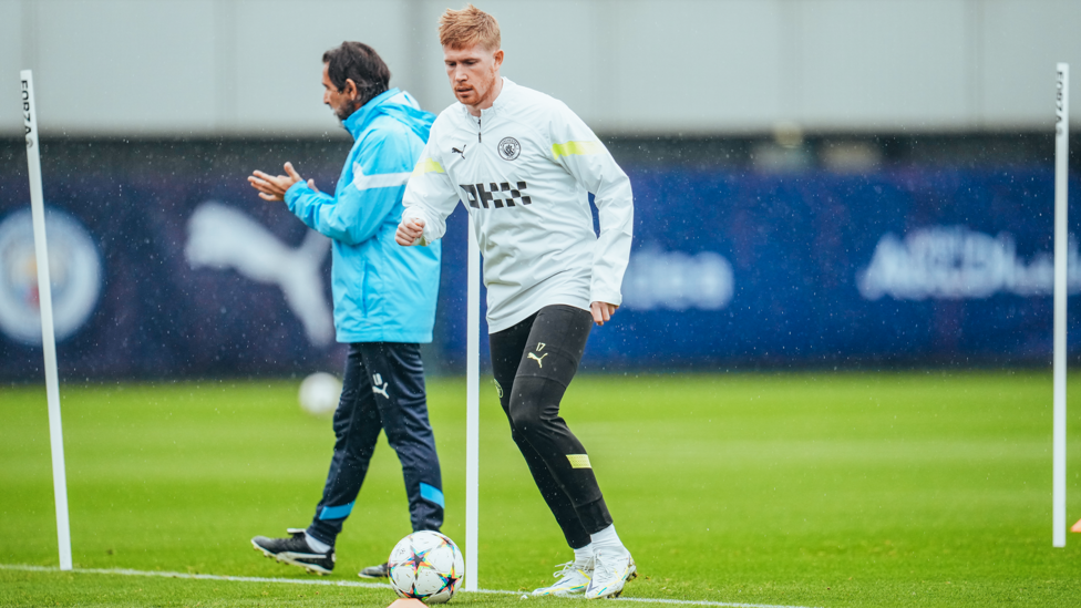 CLOSE CONTROL : Kevin De Bruyne in possession