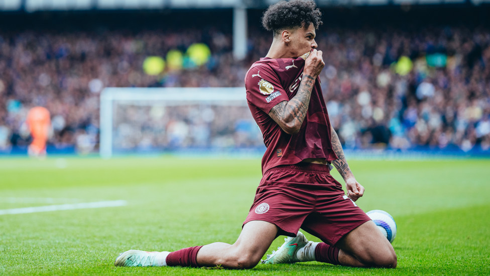 ONE OF OUR OWN : O'Reilly kisses the badge!