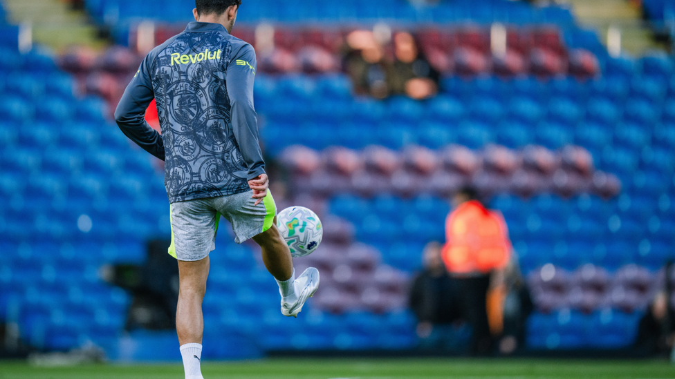 WARM UP : Nunes gets a feel of the ball.