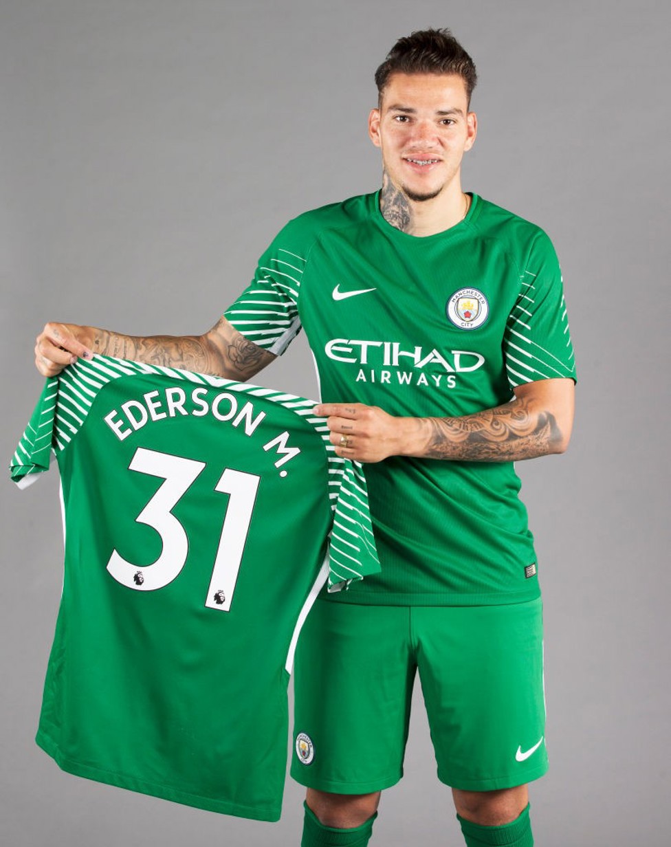 SELAMAT DATANG DI CITY! Ederson dengan bangga memamerkan jersey barunya setelah bergabung dengan City pada musim panas 2017