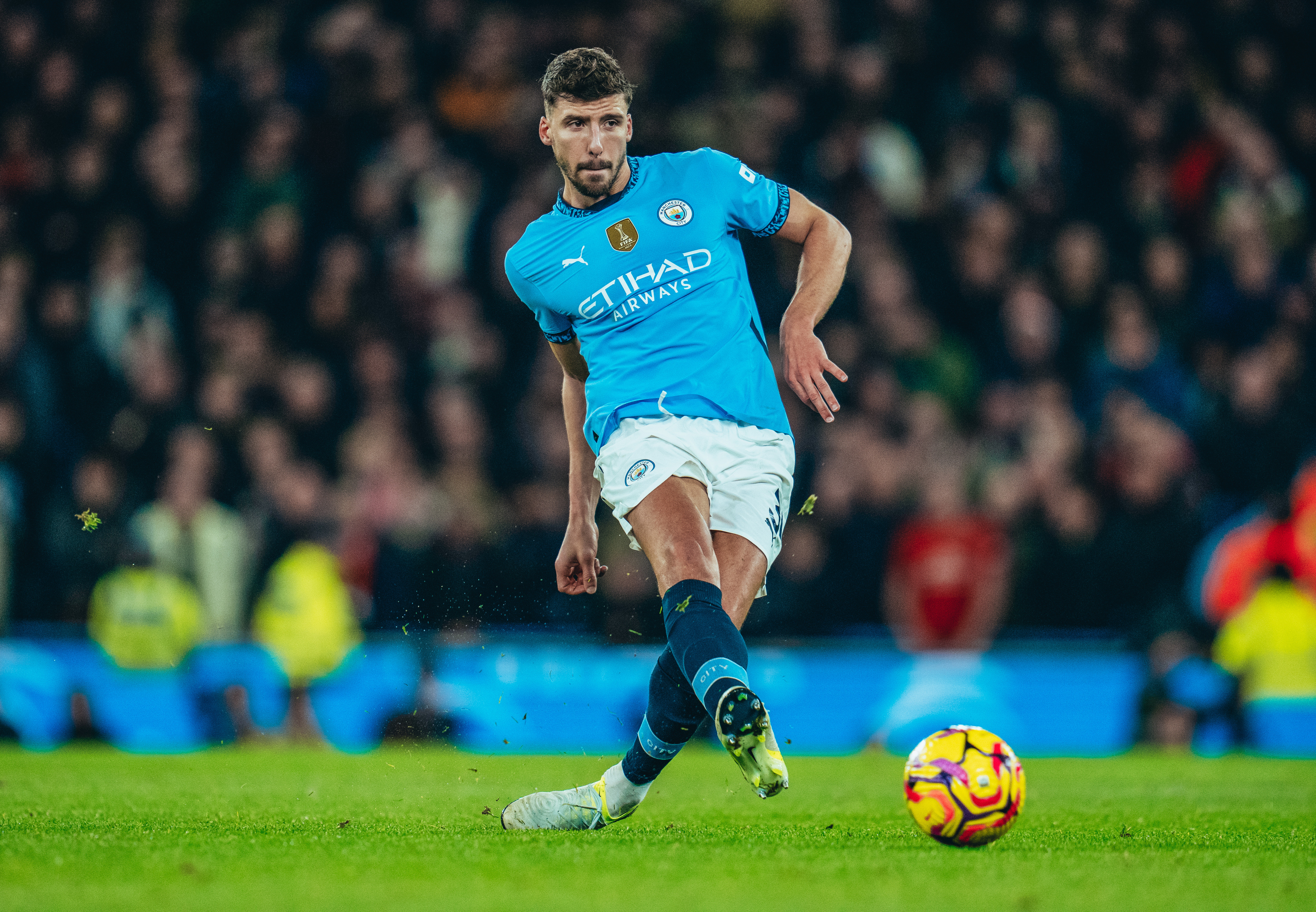 Rúben Dias no comando da zaga. 