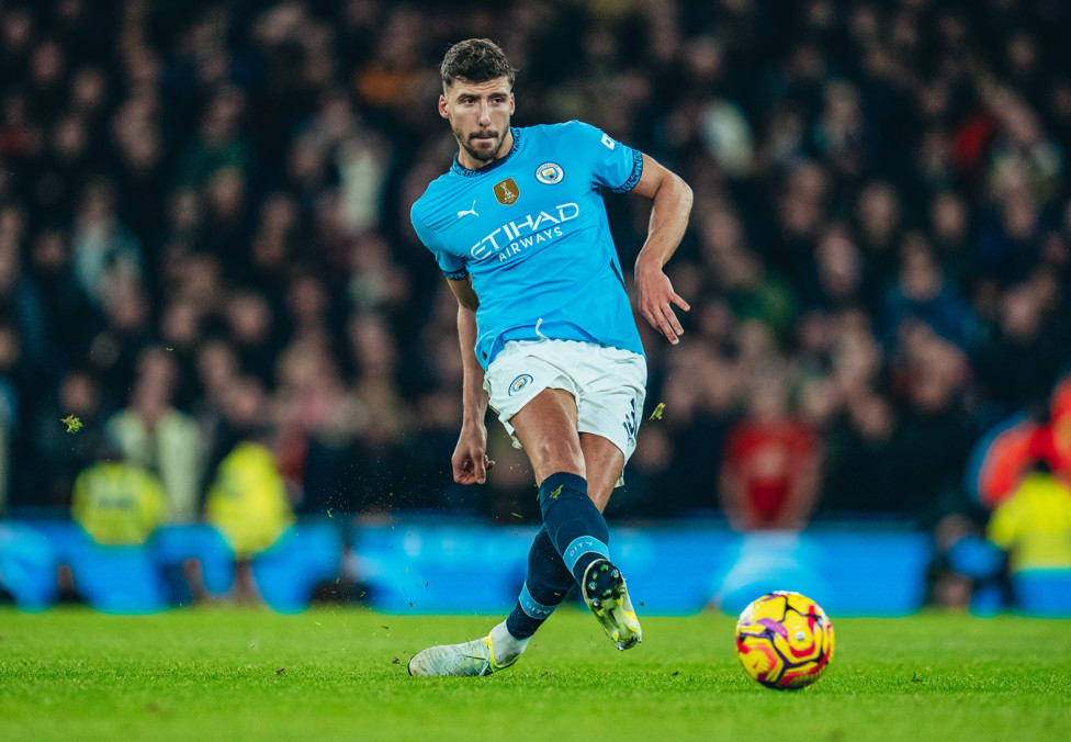 Rúben Dias no comando da zaga. 