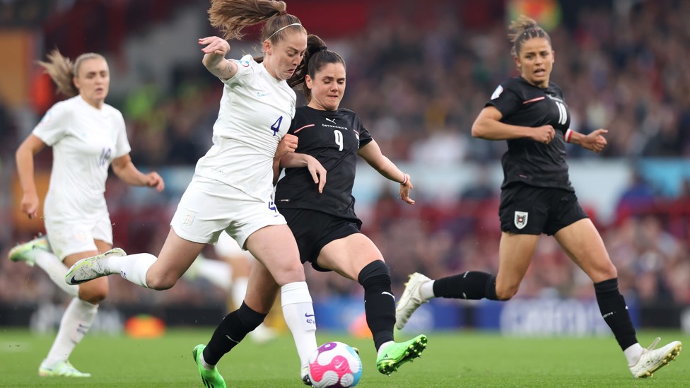 PERTARUNGAN LINI TENGAH : Keira Walsh melindungi bola