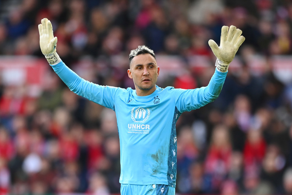 CHEGOU PARA JOGAR : Keylor Navas em ação pelo Forest. 