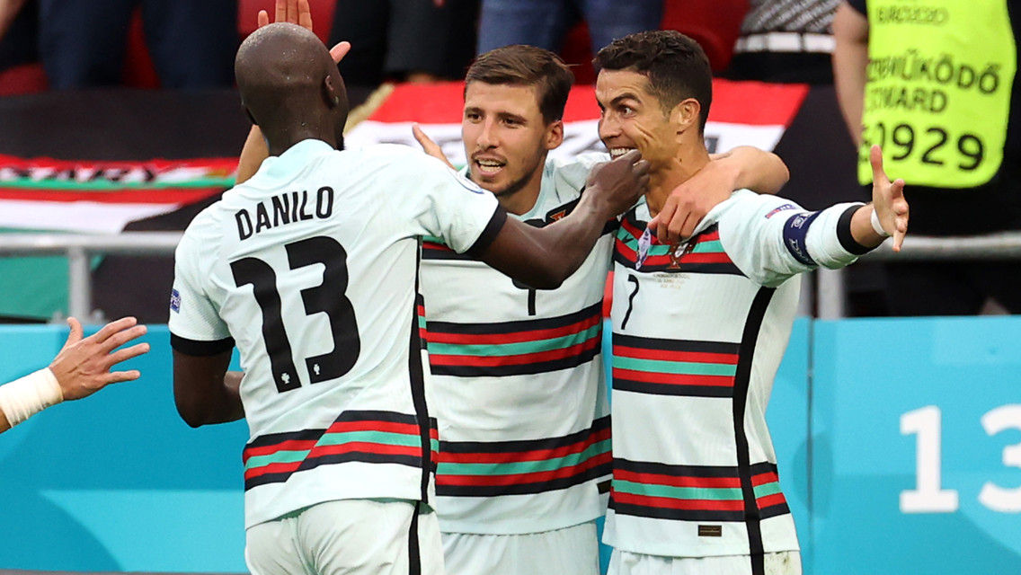 Bernardo e Rúben Dias participam de vitória de Portugal