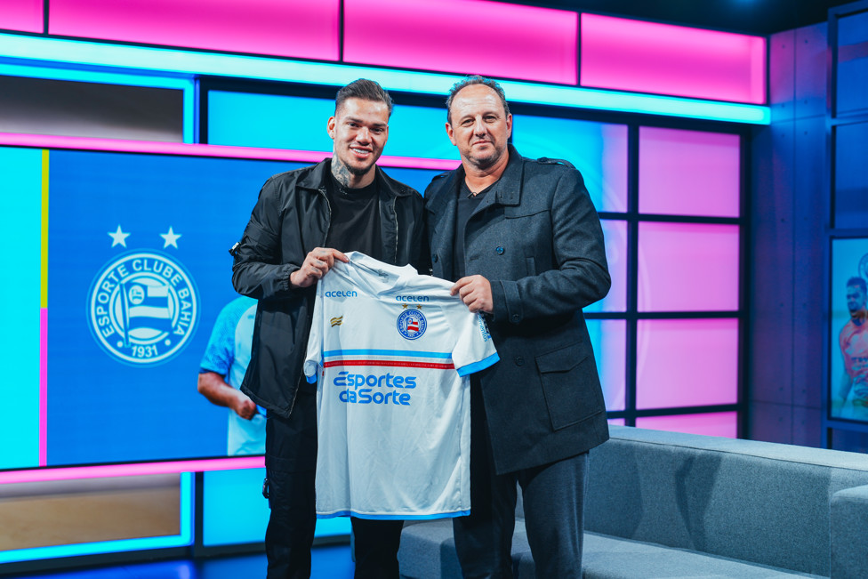 Rogério Ceni presenteia Ederson com uma camisa do Bahia em visita ao CFA.