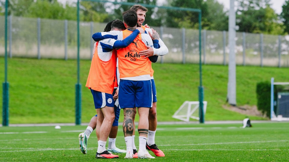 GROUP HUG : Rúben Dias and friends