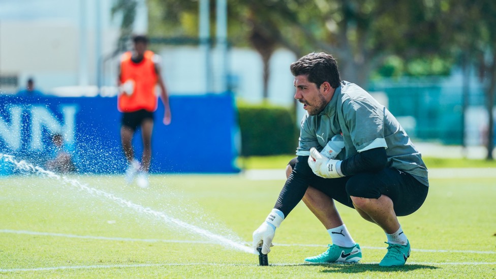 WATER BREAK : Stefan Ortega Moreno gets his hands on a sprinkler