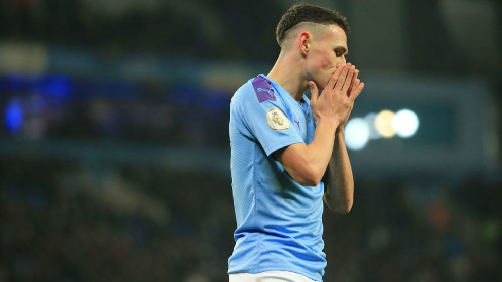 Phil Foden vio como el VAR anuló su gol por un fuera de juego previo.
