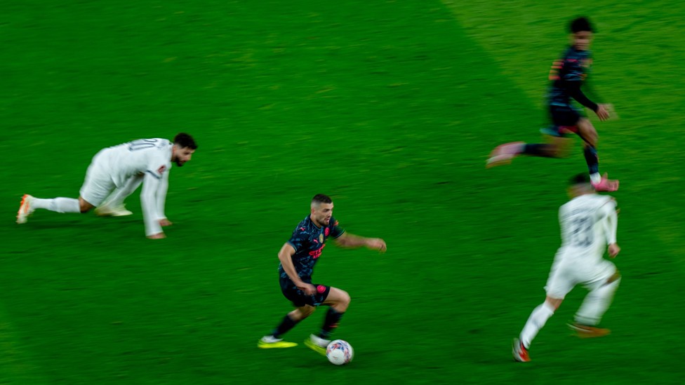SPEED OF MOVEMENT : Mateo Kovacic on the run
