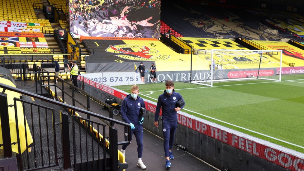 KEDATANGAN : De Bruyne dan Stones tiba di Vicarage Road