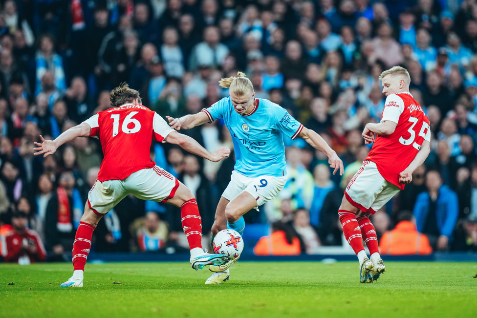DUELO PARTICULAR  : Haaland foi parado por Ramsdale na etapa inicial. 